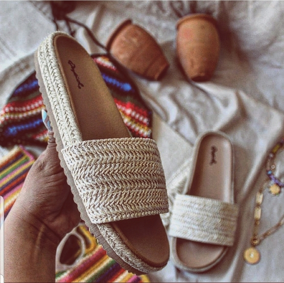 🚨FEW PAIRS LEFT🚨// Beige woven Slide Mule - Picture 3 of 5